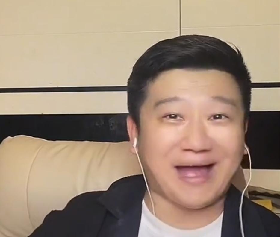 大逗相声演员李寅飞调侃钢丝和金粉两大阵营粉丝，称他们对骂了十年了，一点新词都没有
