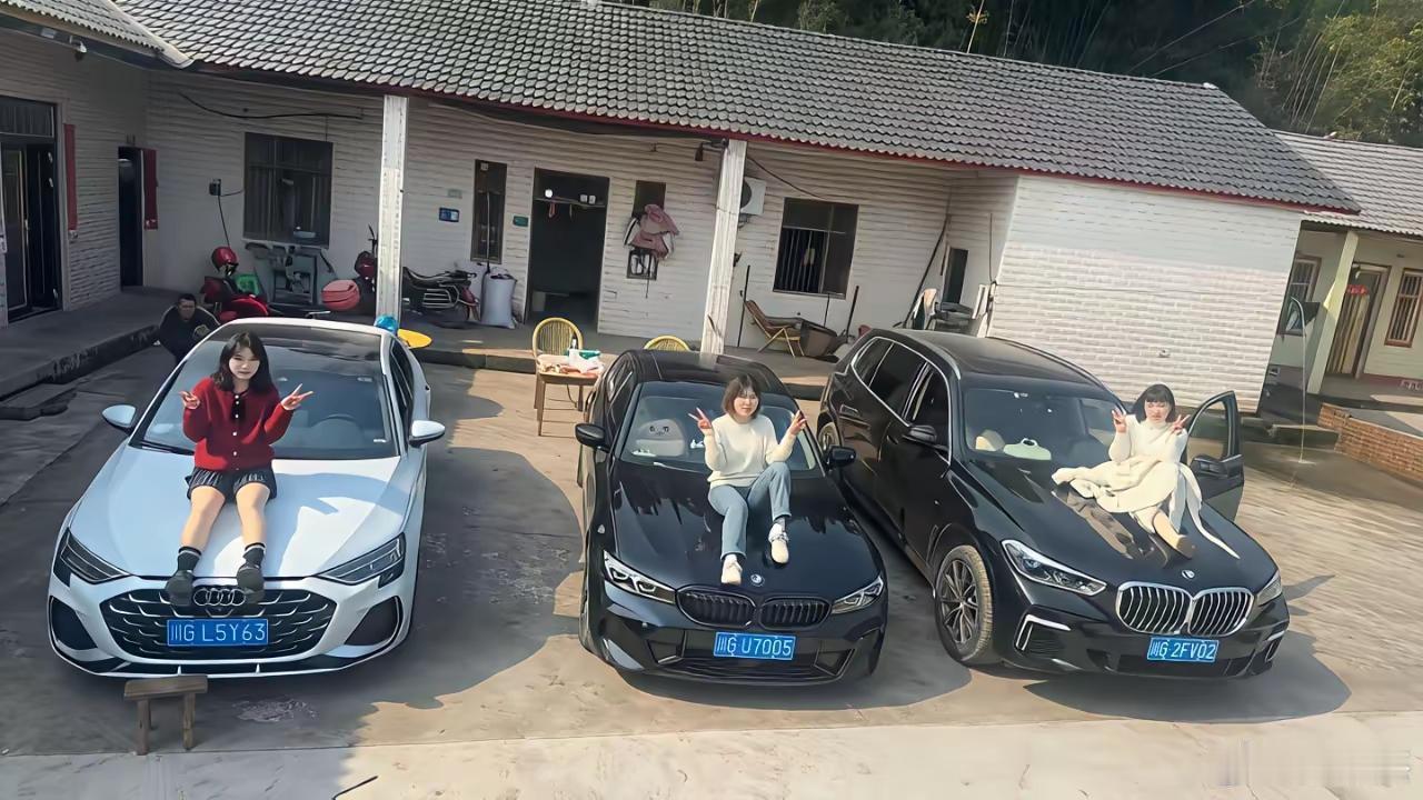 农村出来的三姐妹，如今衣锦还乡。以他们开的车的档次以及穿着颜值等来看，你们觉得哪