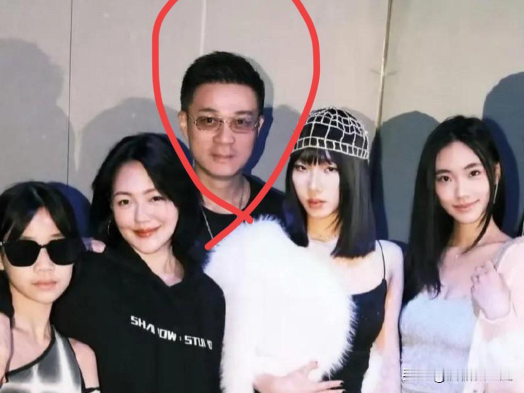 许雅钧我发现他真的是个有福气的人这辈子没上过班，小s爱他爱到不行，然后没有儿