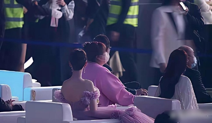 神图了，这是贾玲坐在杨紫的大腿上吗？​​​