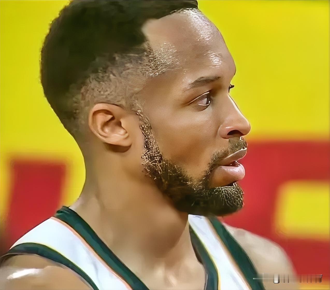 不是单节20分，5个三分球，小外援杰隆布朗刚代表辽篮打了八场正式比赛，就创造了一