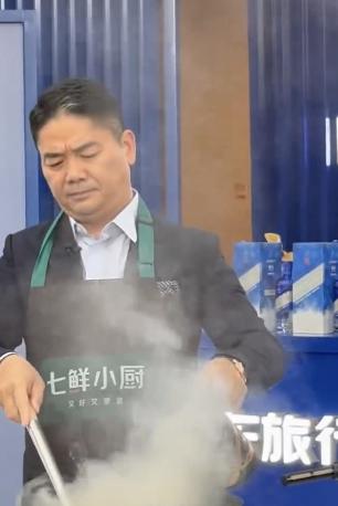 刘强东是懂流量的！这次他直播做菜，开场就提到了西贝事件。先说这次直播很紧
