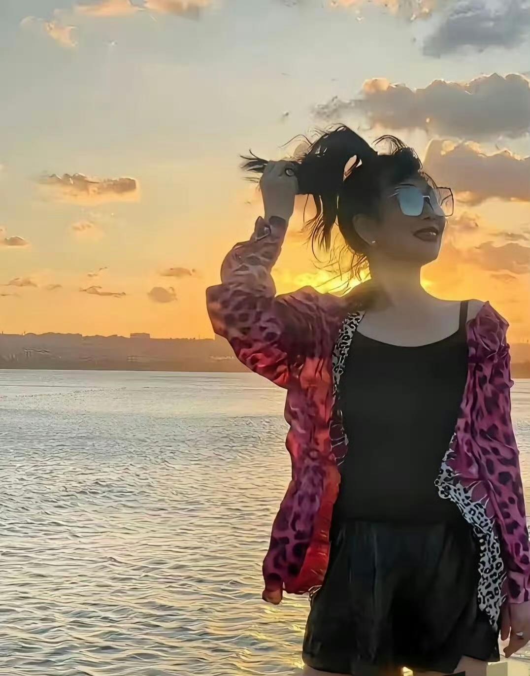 张馨予：妈，这夕阳绝了。妈妈：是啊，风也舒服。张馨予：您撩头发那下，太有感觉