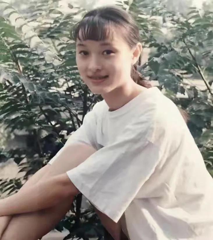 节目里，主持人问吴越：“你大学的时候在你们班算不算美女？”​​吴越说：“那肯定