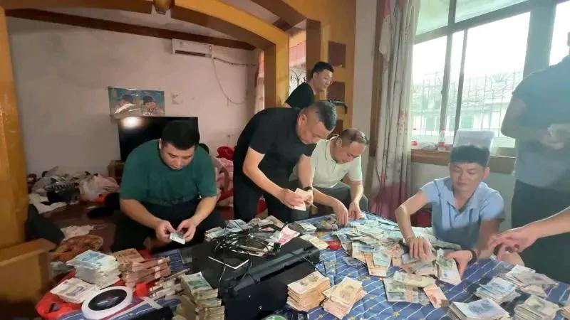 江西一对夫妇制造并使用假币20多万元，目前已被警方控制。他们专挑乡村集市使用假币