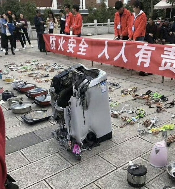 学校查寝的时候没收学生的，太可怕了！​