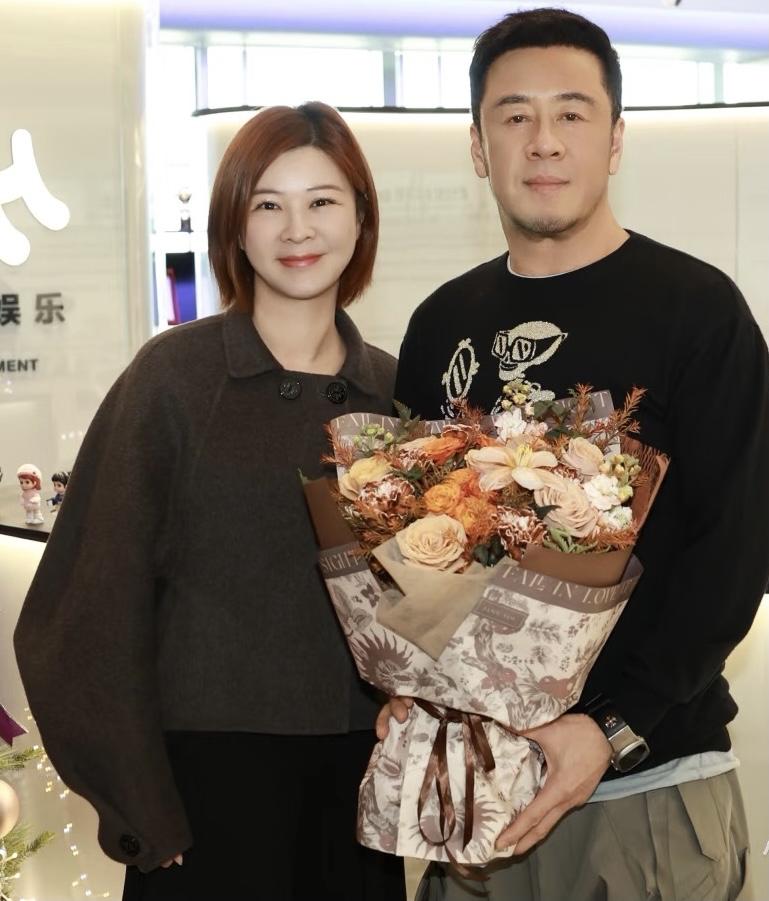 我怀疑过杜华在寻求突破，也觉得万一王一博不续约乐华要怎么办，但是杜华签约