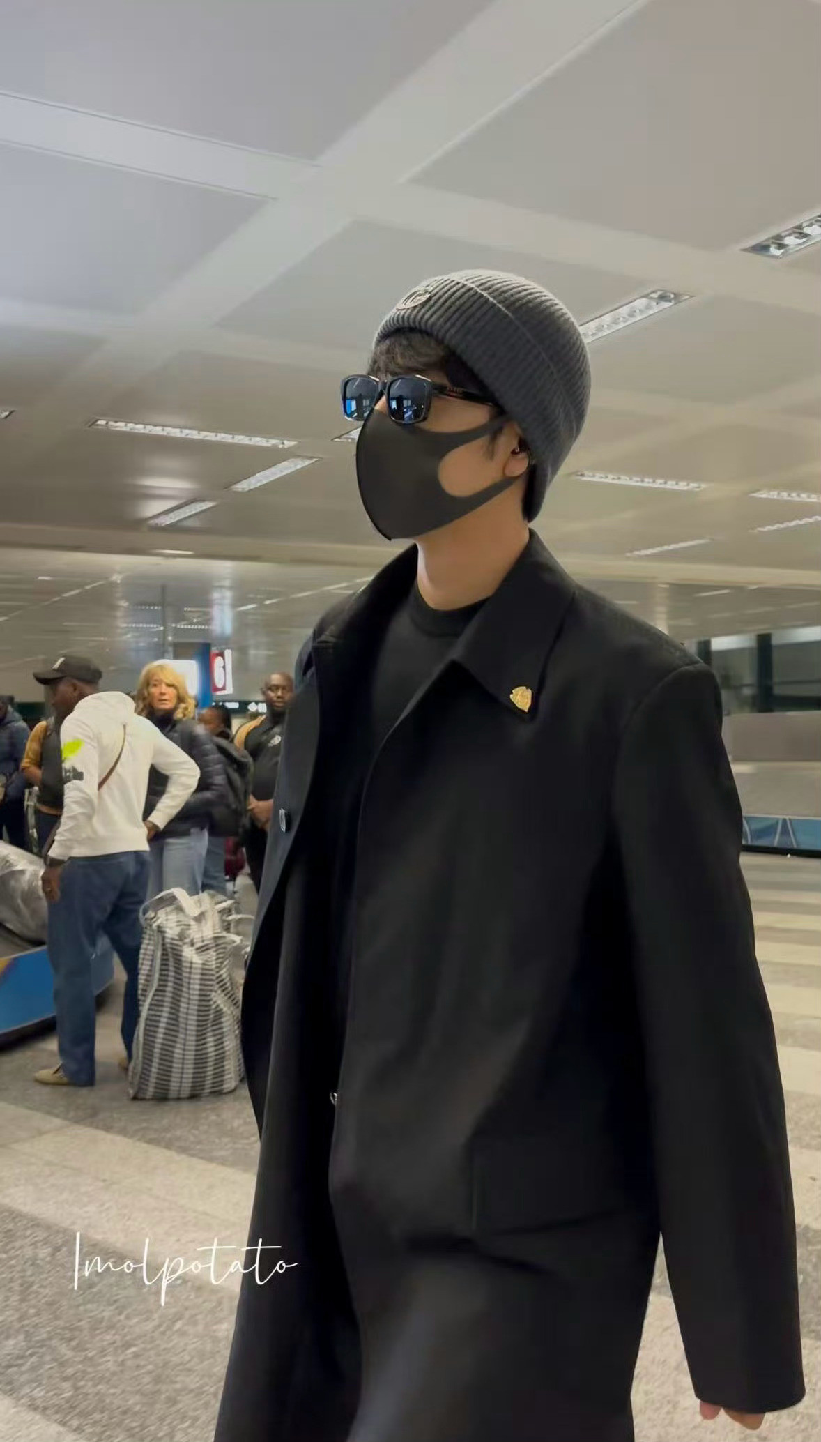 哇肖战米兰机场到达！！帅是种感觉！！冷帽的神