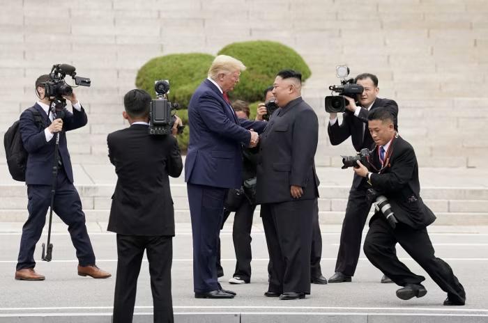 华尔街日报今天消息：美国总统特朗普正督促幕僚，力争在今年秋季与朝鲜领导人金正恩举