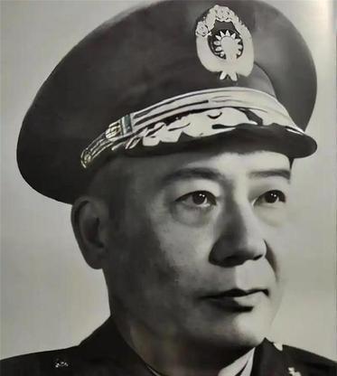 1949年，杜聿明等一众要员基本被俘，但有一人既没有被击毙，也没有被俘，他曾是红