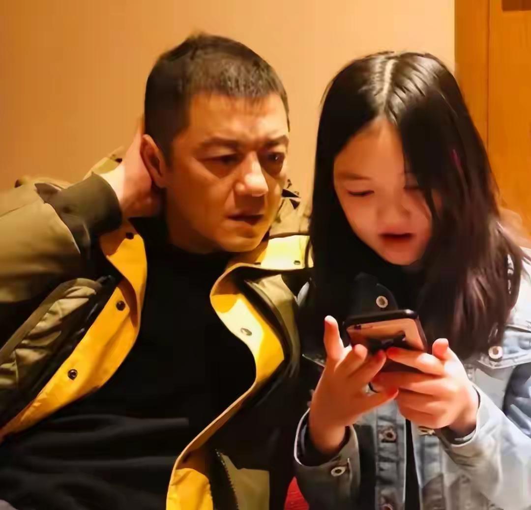 李亚鹏的小女儿叫李夏，小名夏夏，明明女儿是在春天出生，但他却给女儿起名叫“夏”，