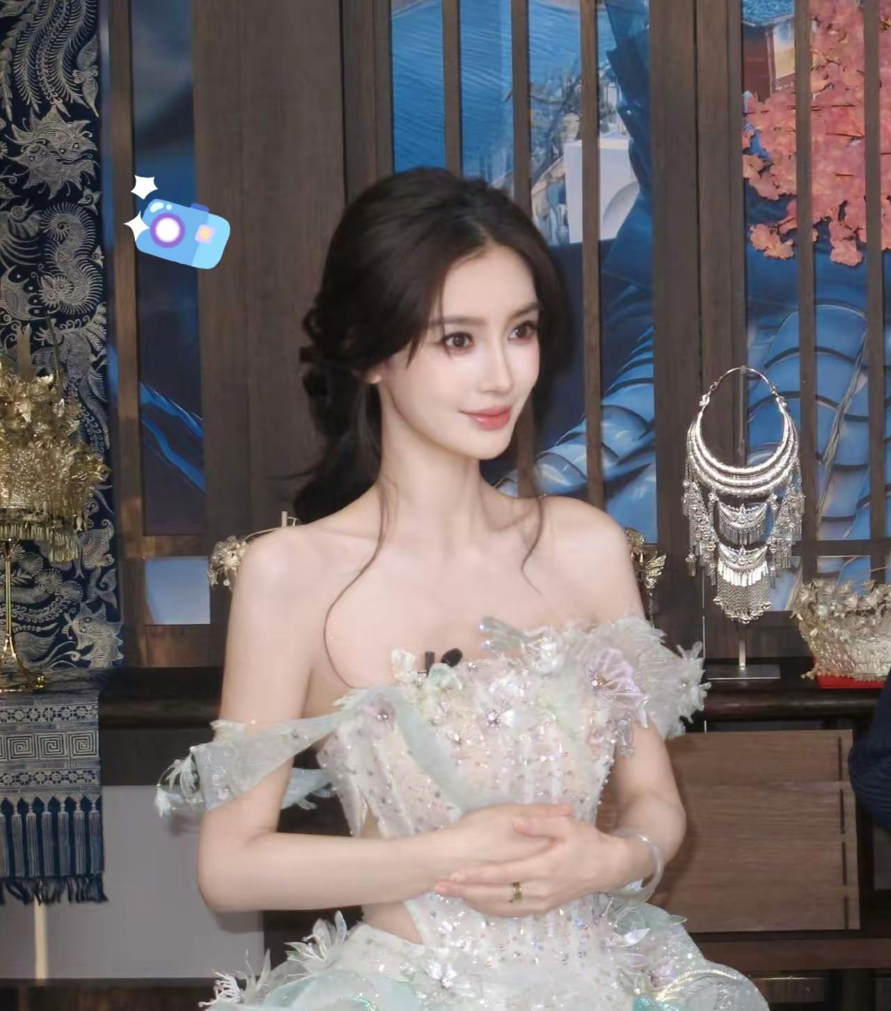 杨颖开直播带货了。​这次榜一大哥不是黄晓明，也不是李晨，而是有6000多万粉丝
