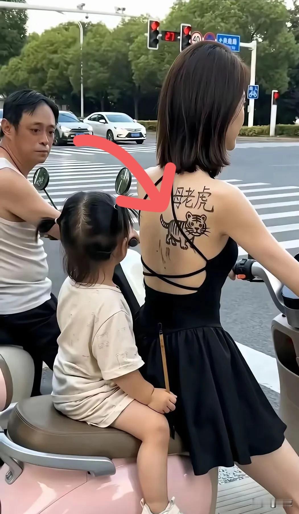 全网最美的妈妈，真的没人能反驳。网上看过无数精致漂亮、妆容完美的宝妈，却始