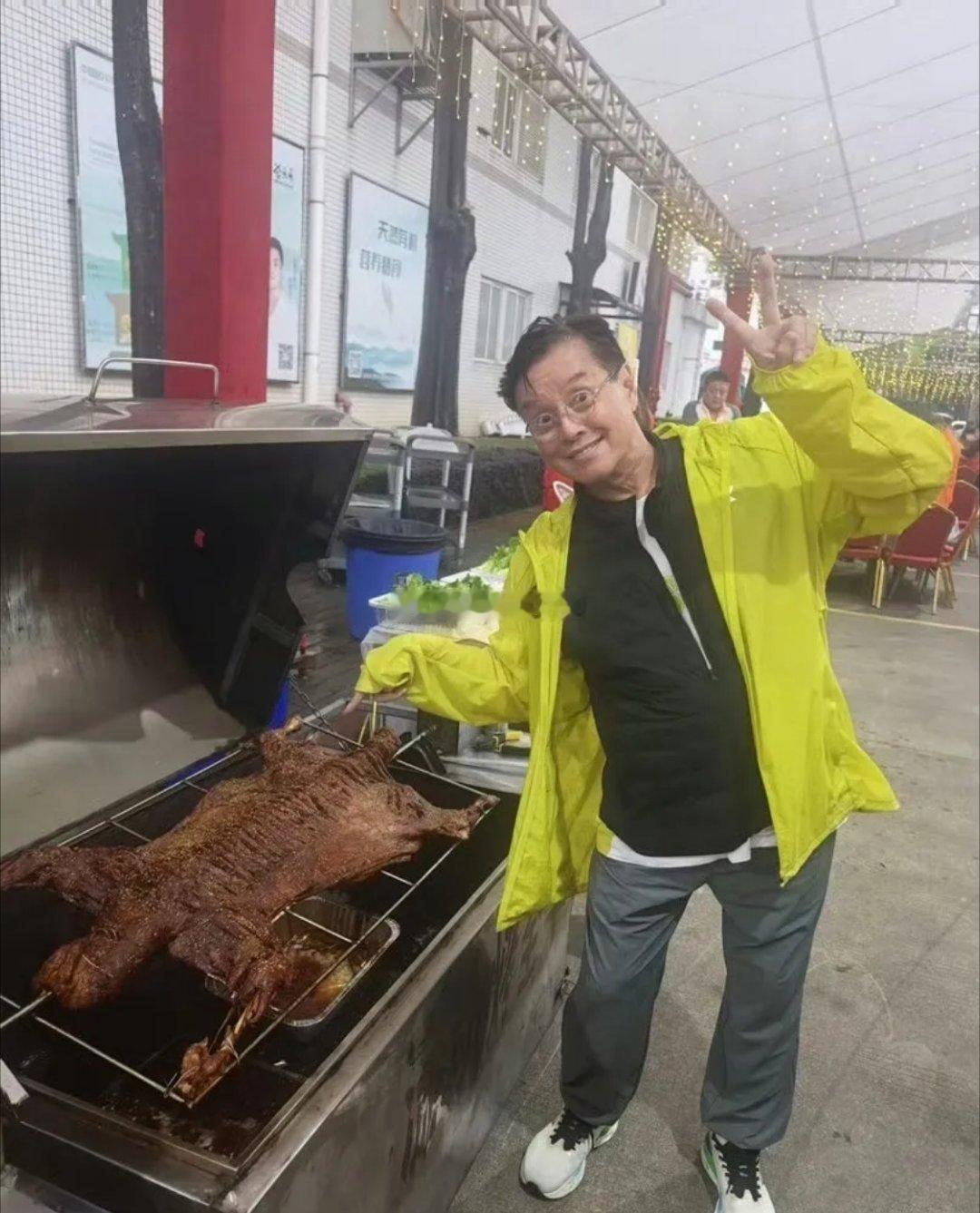 难怪75岁的谭咏麟长得这么胖呢，看见美食烤全羊高兴得手舞足蹈的，吃饱喝足挺着大肚