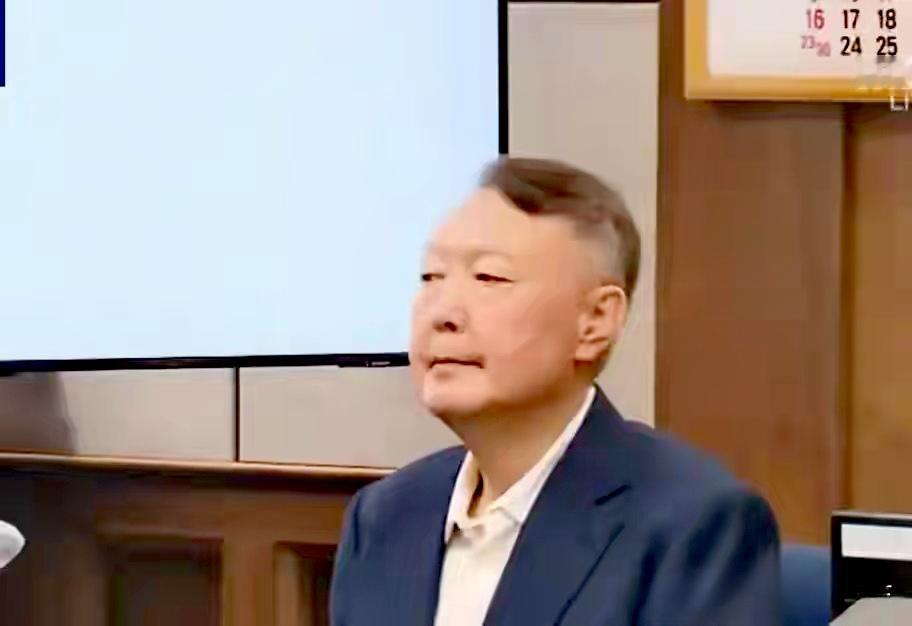 历史何其相似——8年前，韩国前总统朴槿惠坐在被审判席，接受调查审问；当初负责调查