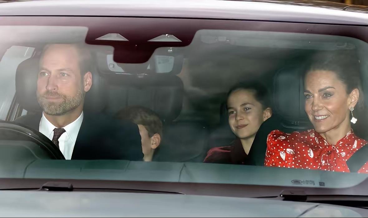 威尔士一家今天一起出席了皇家圣诞晚宴，小夏和妈妈穿的同色系不同款式的衣服。小夏的