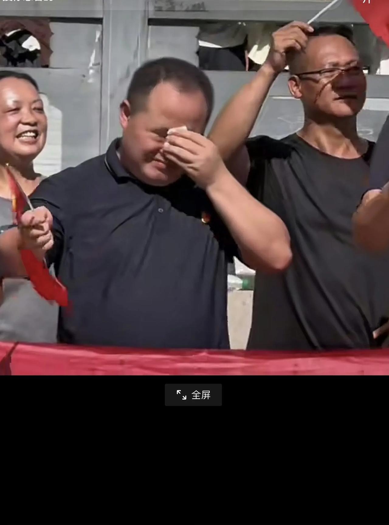 一个县的县委书记在欢送抗灾部队返营队伍中泪流满面说明了三个问题：昨天（7月3日