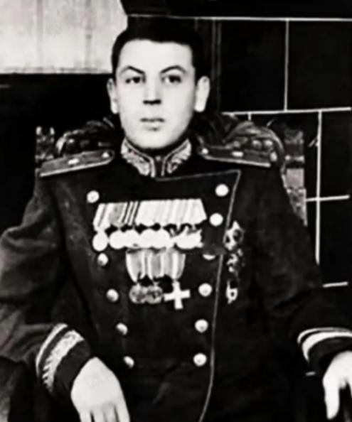 1953年3月5日，苏联铁腕领袖斯大林去世。仅仅21天后，失去斯大林庇护的儿子瓦