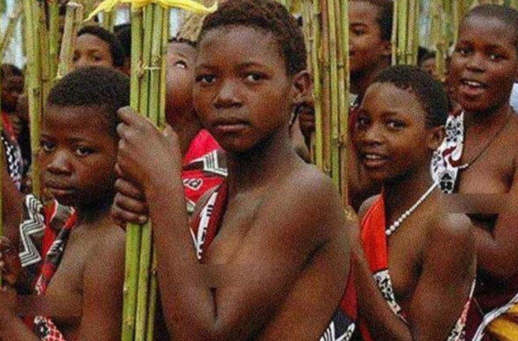 非洲有一个特别奇葩的部落，在这里未婚女子不能穿上衣，只穿短裙，这里的男人，居然需