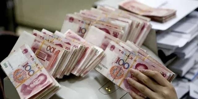 为什么要刺激穷人消费，而不是刺激富人消费？因为说白了，富人赚钱容易花钱难，只有穷