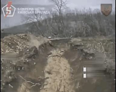 不怕乌军无人机就怕猪队友乌东战场上，乌克兰第5旅的无人机在阻击俄军步兵突击队渗
