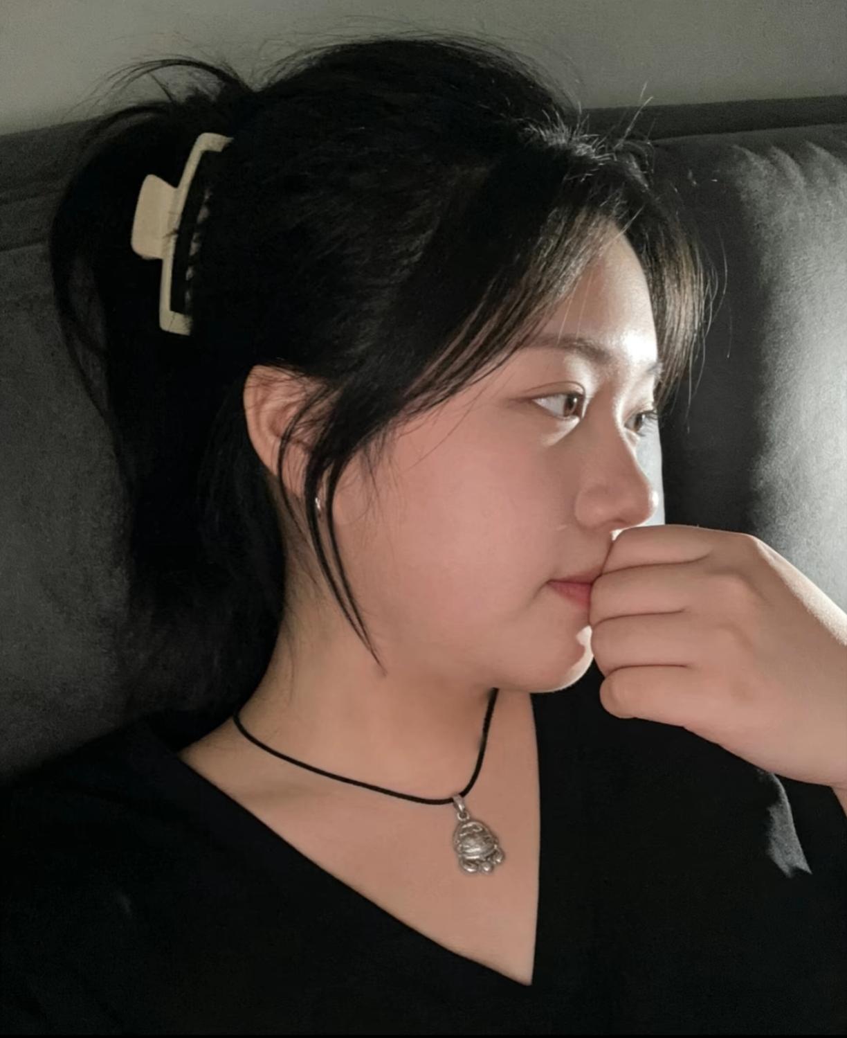 漂亮姐姐在思考什么。