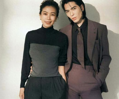 萧敬腾把大14岁妻子养的真好夫妻俩最新杂志封面配一脸，原来“老妻少夫”还能这么