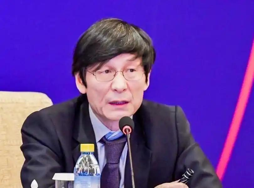 朱家姐弟，一个从中银香港副总裁位子上退下来，一个从中金公司高管层里淡出去。姐姐朱