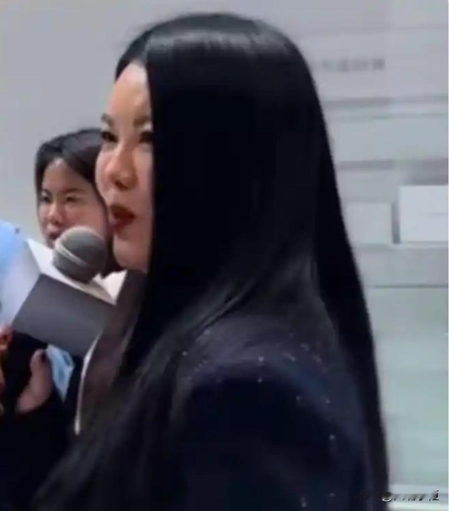 路人镜头下的李湘和王诗龄，李湘没有媒体镜头前那么肥硕，王诗龄也没有那么高挑，和邻