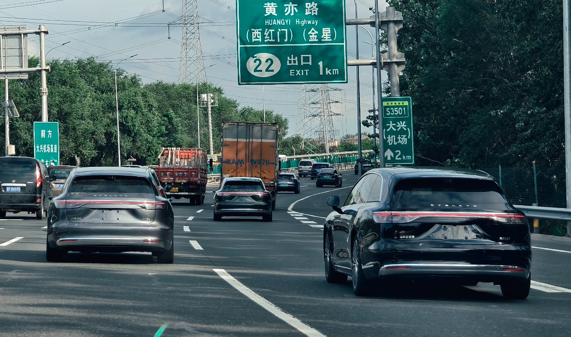 我去，好几辆享界S9T在路上跑，帅！​​​