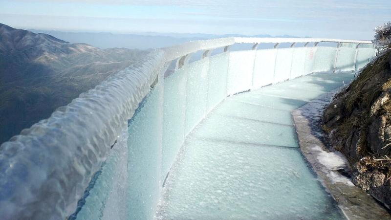 12月12日，河南开封下着大雪还发布了暴雪蓝色预警，清明上河园景区的“大宋东京保