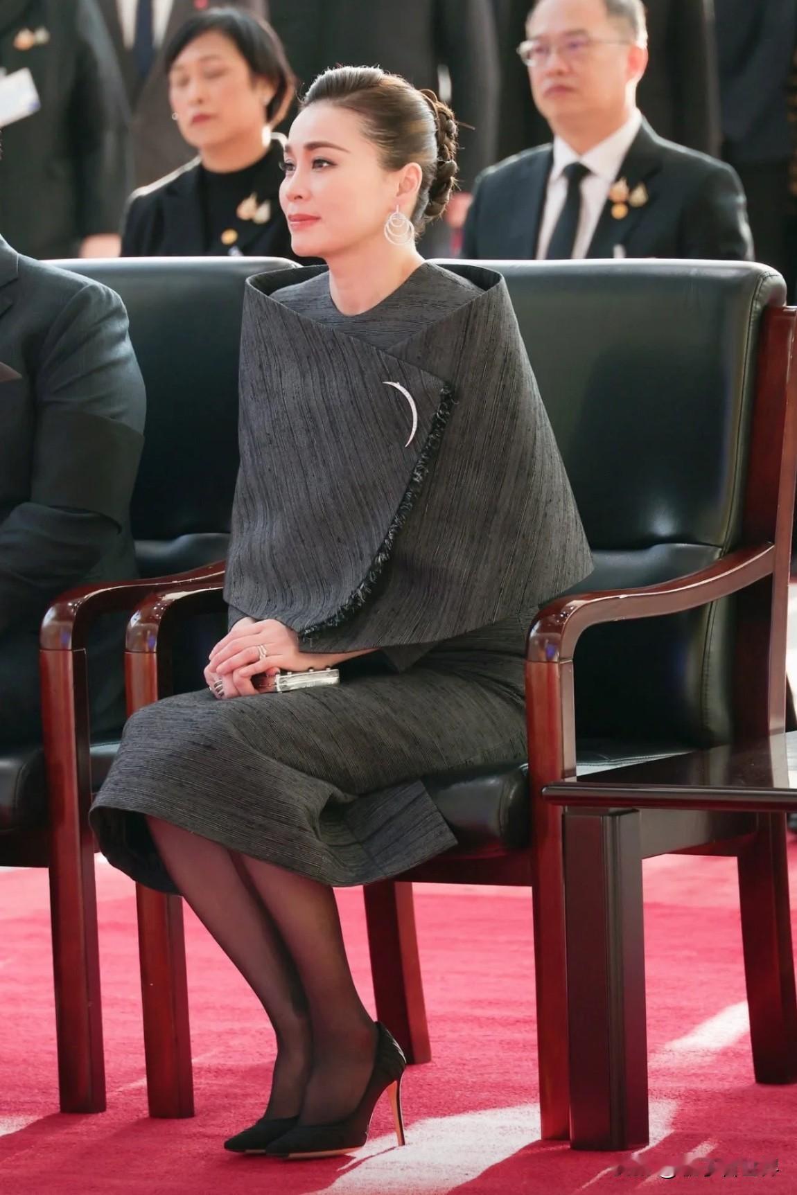 泰国王后身着这身深灰斗篷裙亮相，瞬间将“贵气又松弛”的气质牢牢锁住！🔍穿搭剖