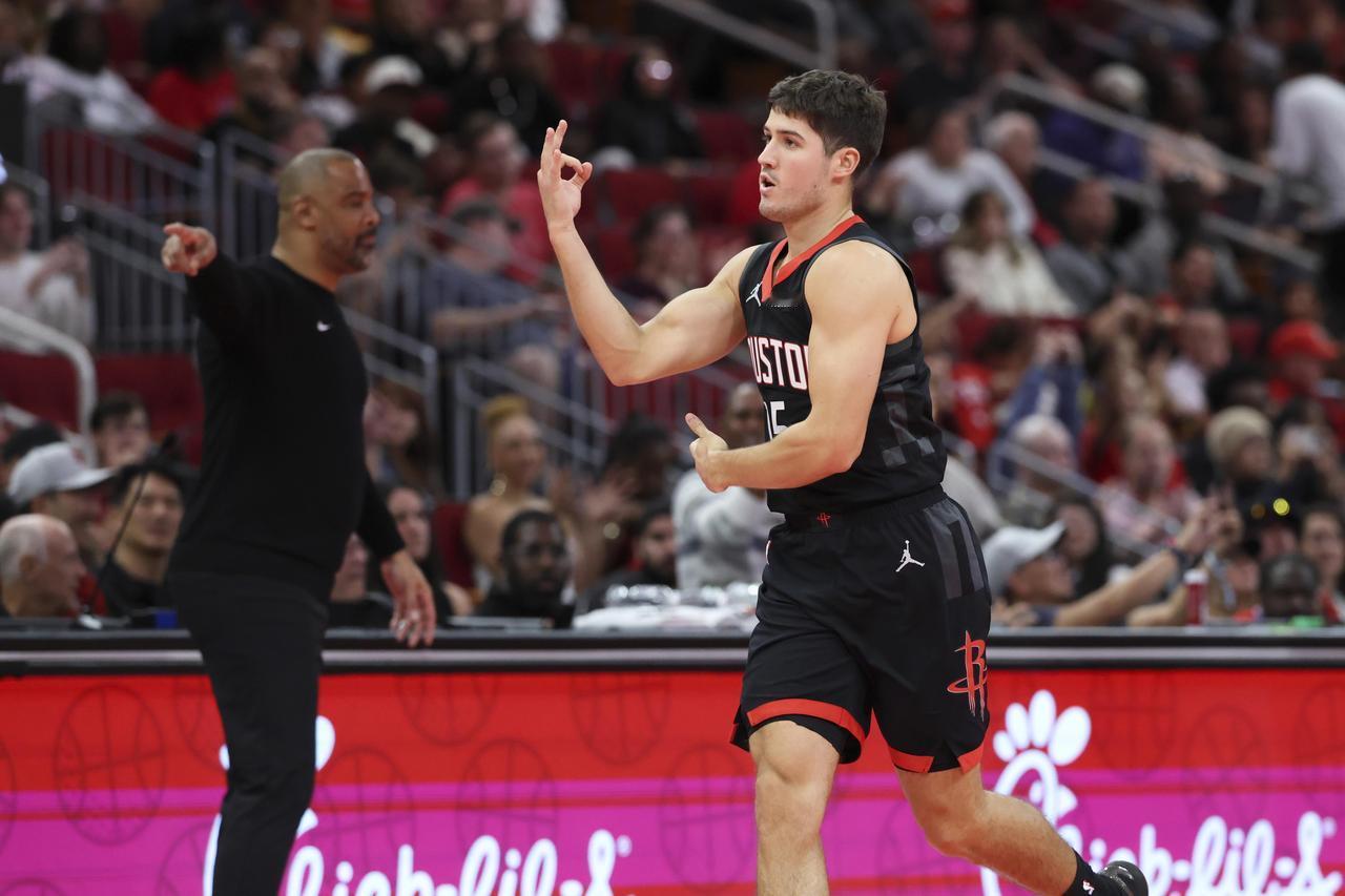 火箭面临小谢强势崛起后的阵容调整小谢处于飞速上升阶段，需要大量球权喂养，