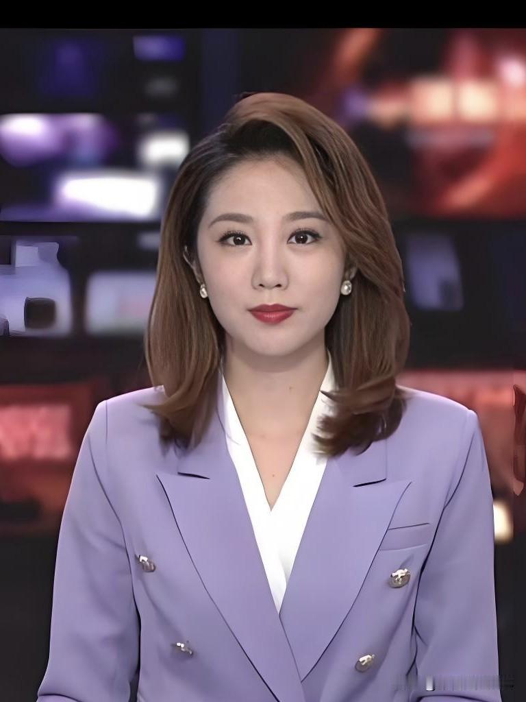 余露莹，央视新生代主持人，以清新知性的风格亮相荧屏。从《中国新闻》到各类大型晚会