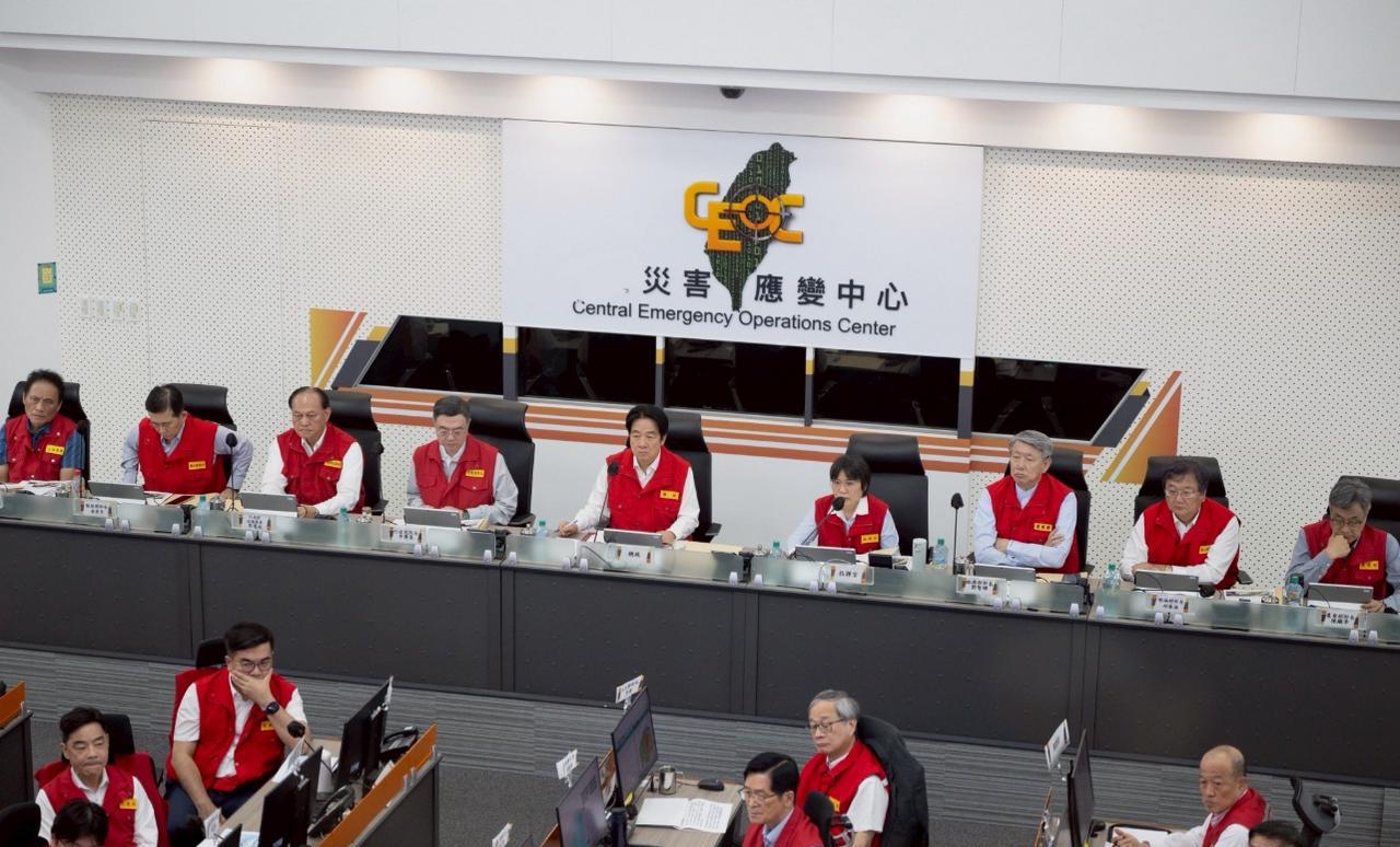 中国台湾省，此人近况照片：来到灾害应变中心，听取各单位防台风简报。时间是7月6