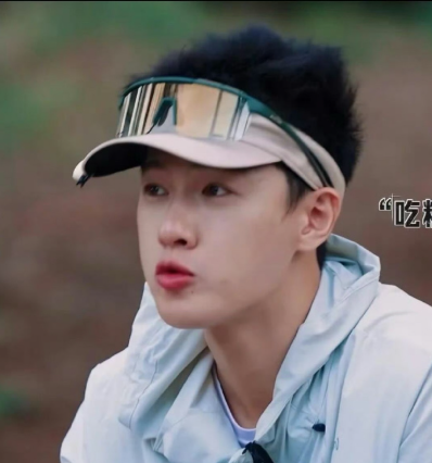 发现李昀锐吃东西不会伸舌头，做什么事都干干净净清清爽爽的​​​