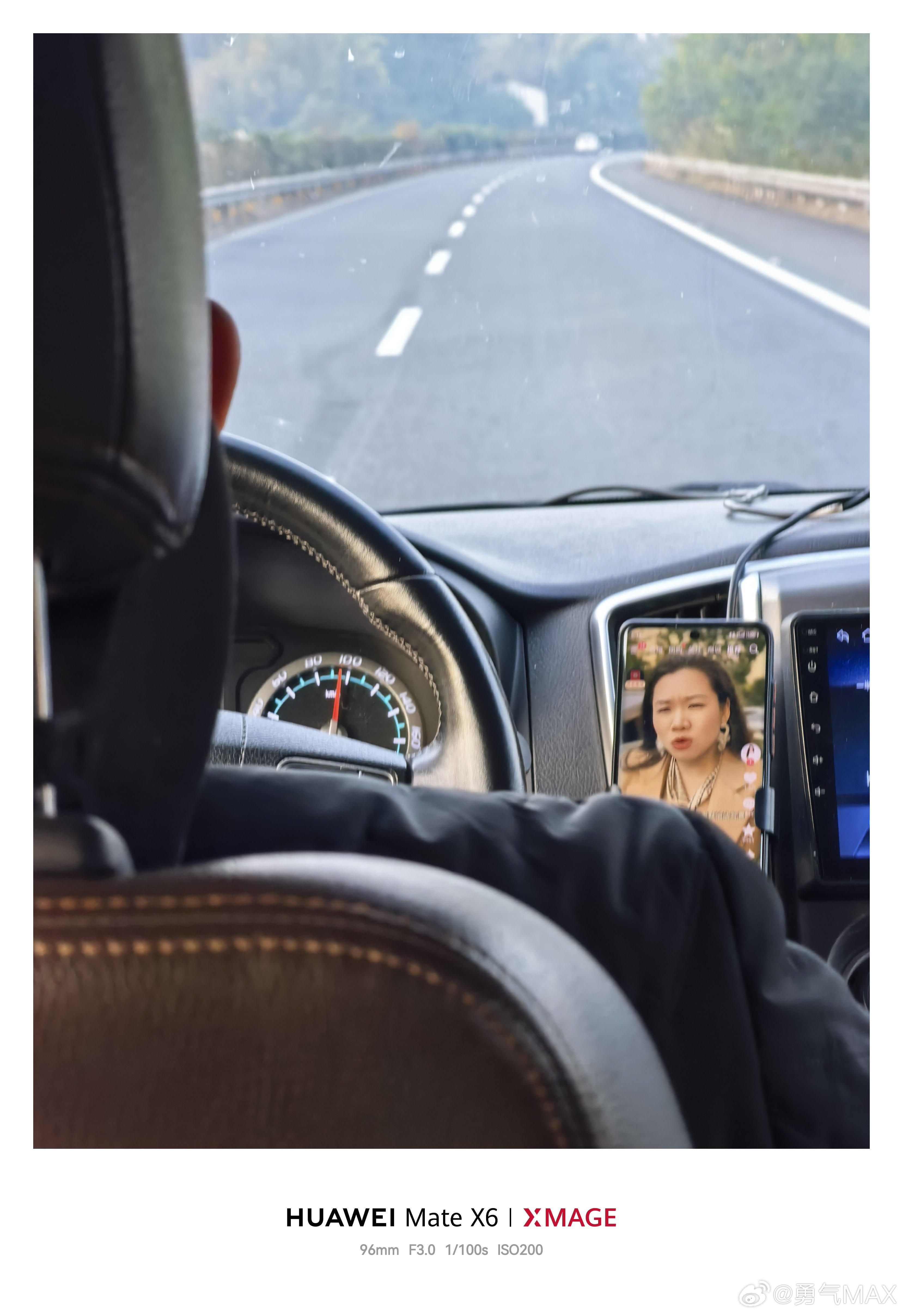 司机开个车又是刷抖音又是微信聊天的艹