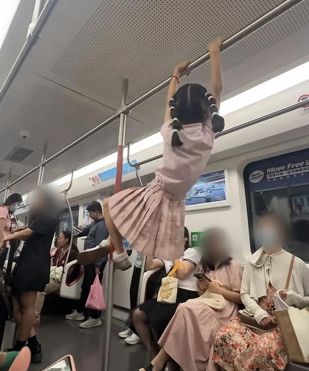 对于小孩子在地铁上吊单杠的这种行为，你觉得是该制止，还是觉得该包容呢？有网友说，