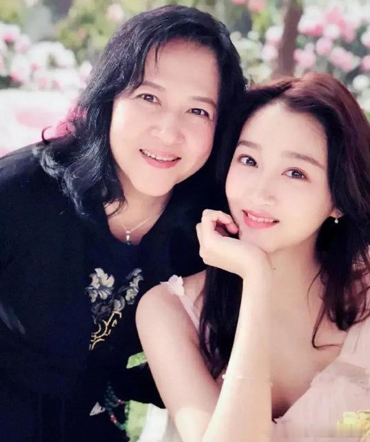 关晓彤和她妈妈长得一模一样