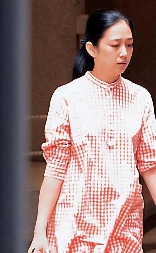 5月30日朱丽倩在香港普通超市被偶遇，她穿基础款白T恤配阔腿裤，素颜蹲在货架前比