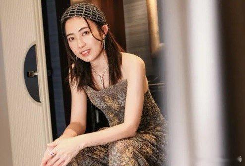 甘比晒活动照：与郑裕玲阿云嘎合照，和陈妍希坐一起合影很开心！​​​