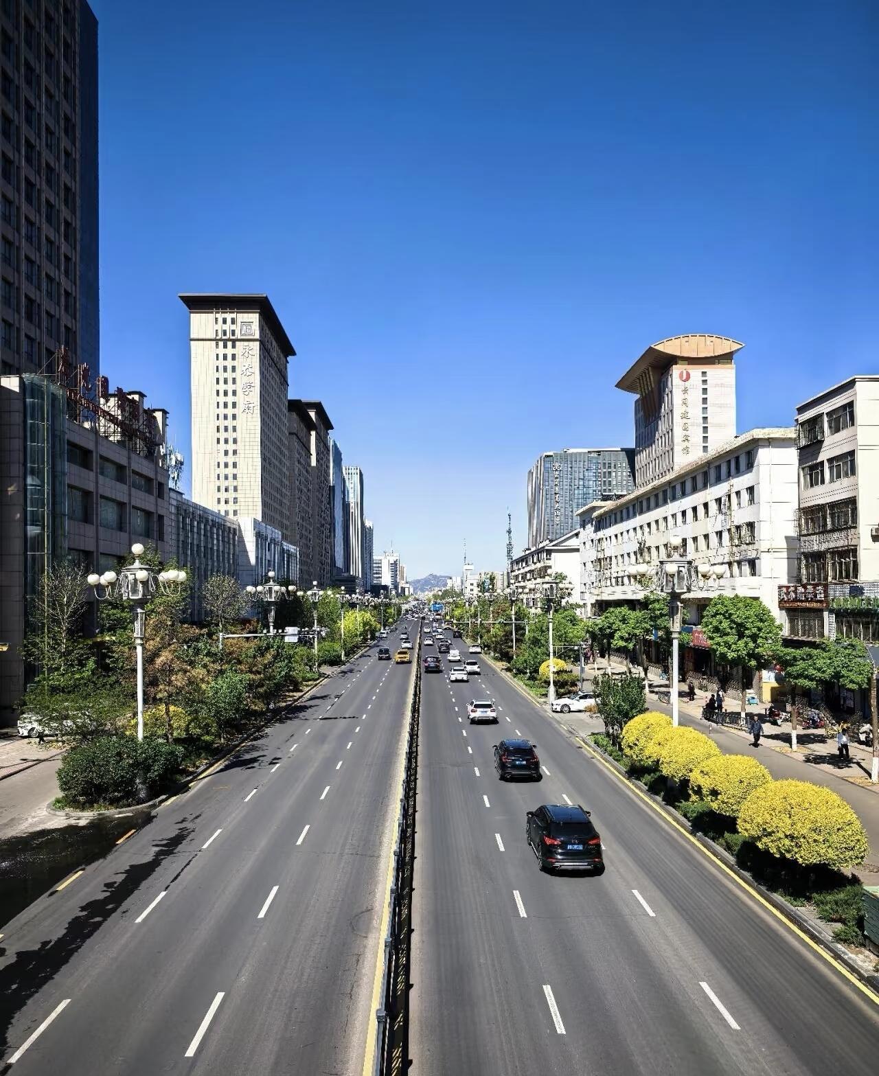 男同学最终选择家境优渥，有房有稳定工作的事业编女教师，他说，女老师情绪稳定