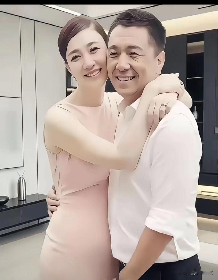 2010年李小冉遭前男友用艾滋针头威胁，现任鄢颇被砍13刀。她终遇徐佳宁获安稳，