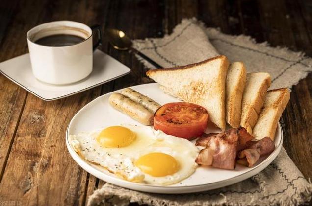 早餐吃包子馒头，饿得快还会长胖！科学吃早餐 很多人早上抓两个包子或一个馒头，
