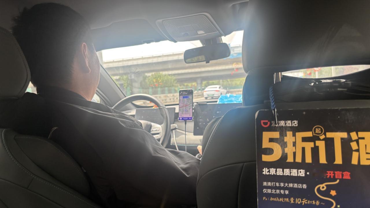 打了辆比亚迪秦Plus，司机说这车去年年底买的花了8万多，上一辆车是雷凌，在他手