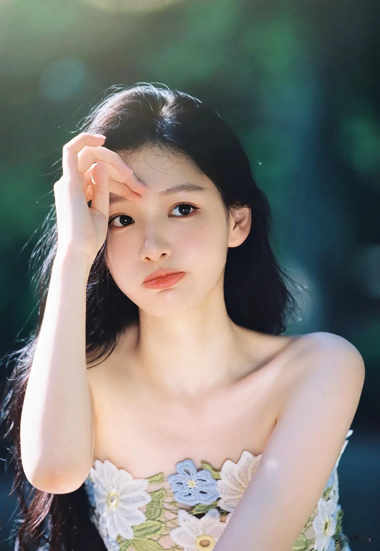 花间美人影，轻抚鬓发间。