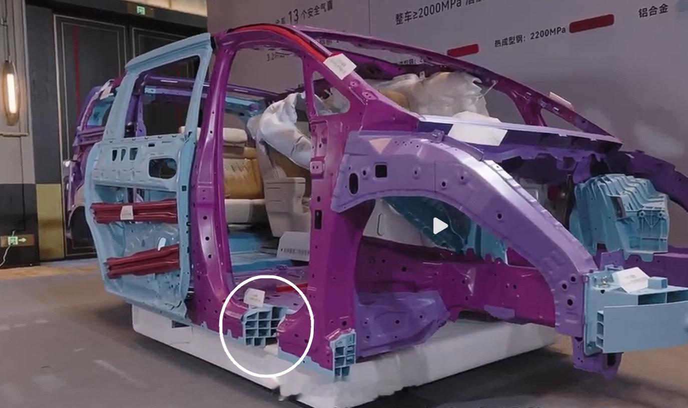 biw把门槛梁锯开给媒体看截面是常规操作了不过，你猜他为啥锯前排，不锯后排呢~