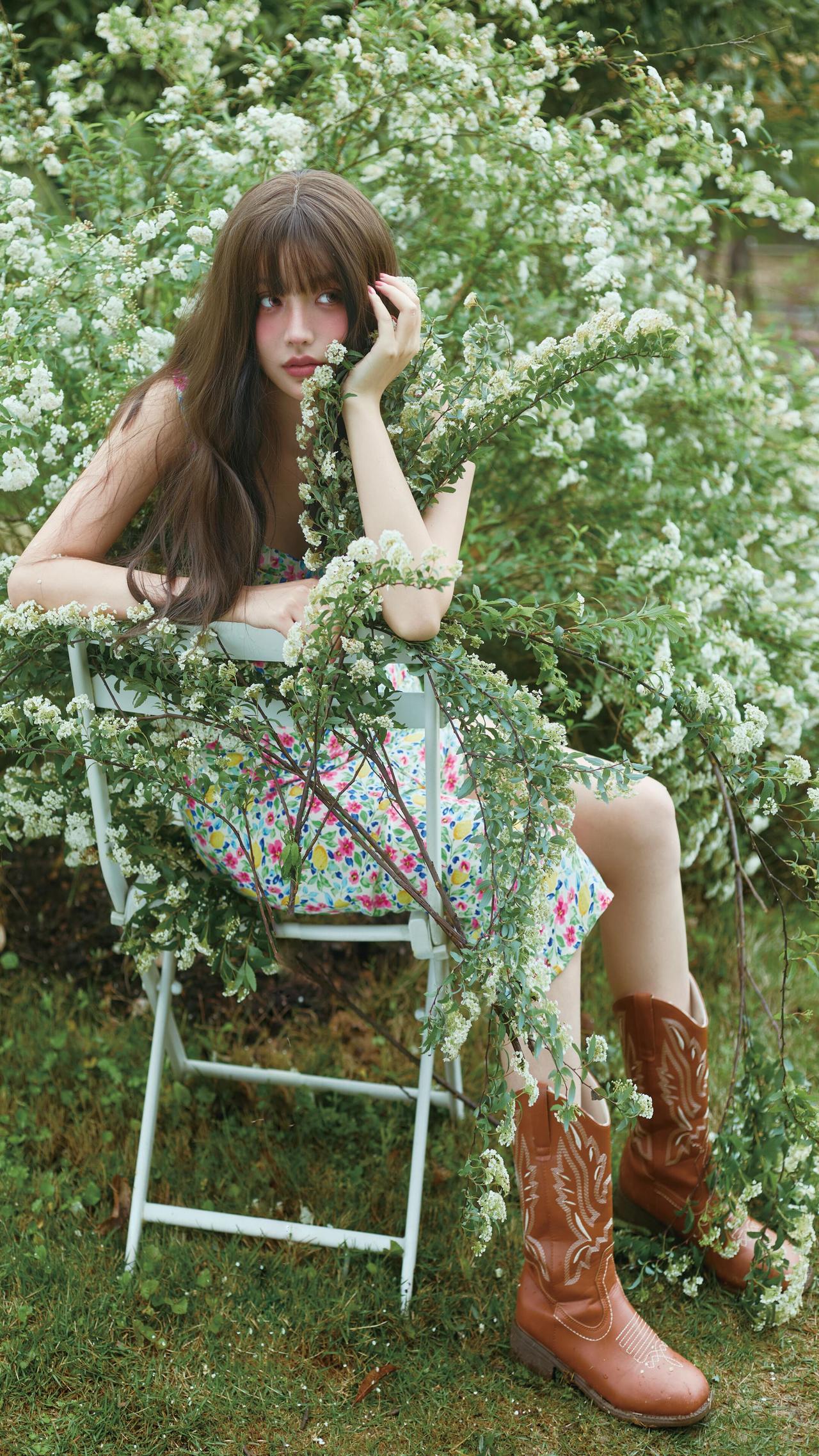 早春人像，让人与自然深度融合，不用刻意的摆拍，仿佛模特本就是春日花境的一部分。