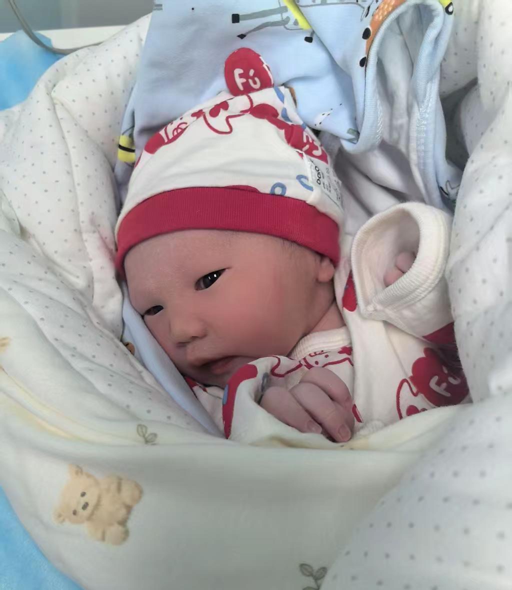 “添金添银不如添新人”——2026年1月2日，湖南一位奶奶把7.8斤的小孙女抱在