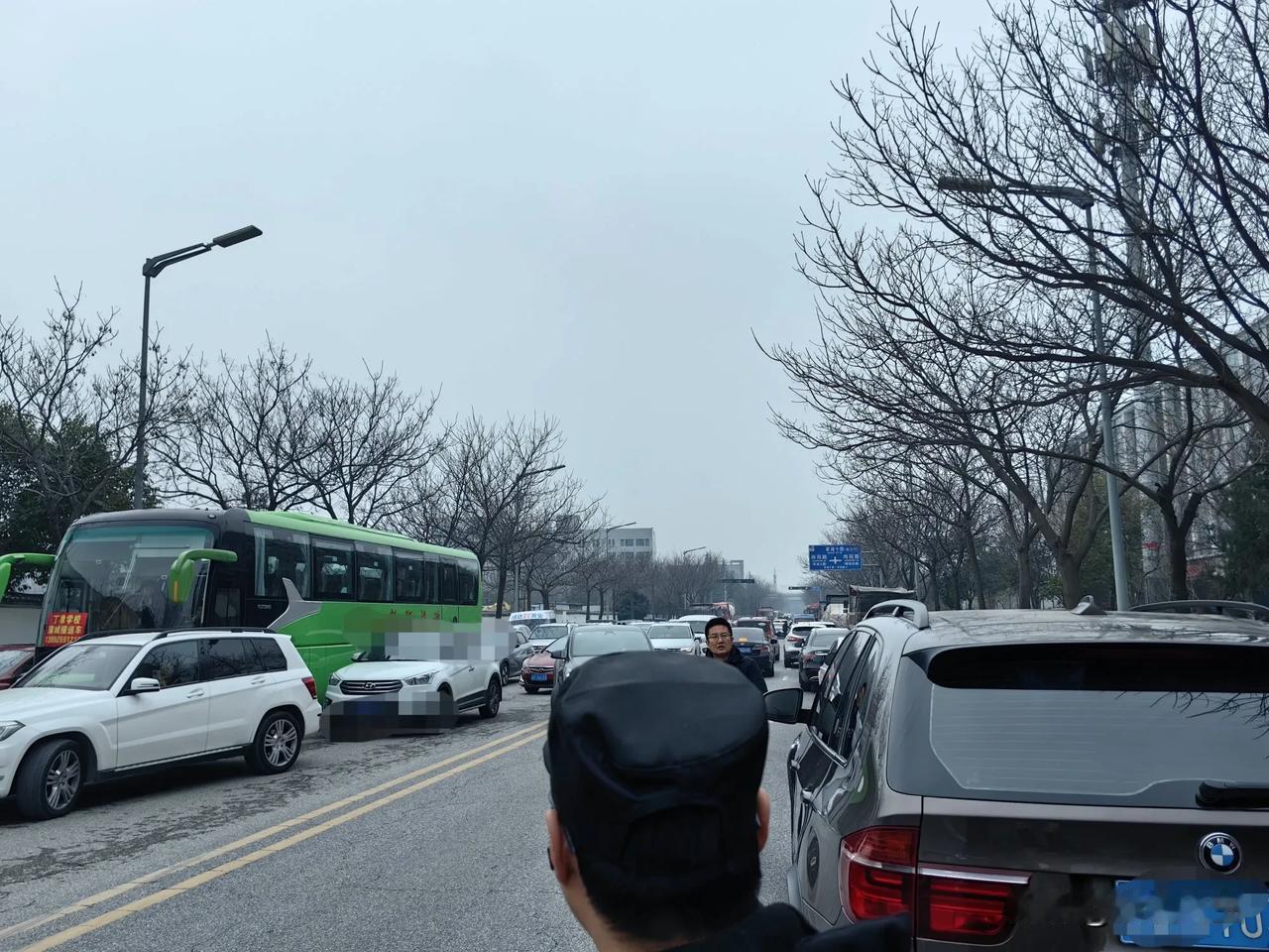 校门口的“交通大乱斗”每天下午放学，学校门口就是一场让人啼笑皆非的“交通大